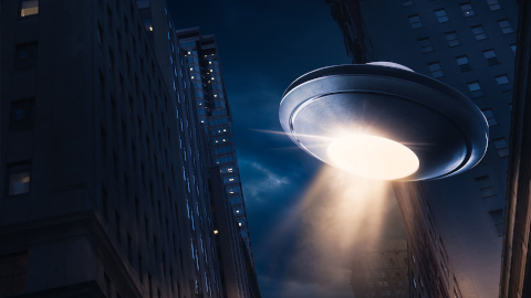 spaceship invading a city